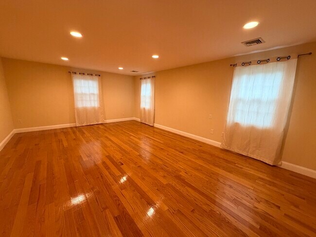 Building Photo - 112 E Quinobequin Rd