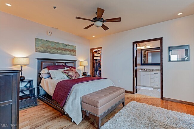 Building Photo - 701 W Lakeside Ave