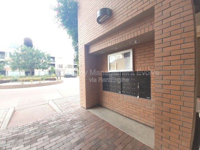 Building Photo - 425 W Rio Salado Pkwy
