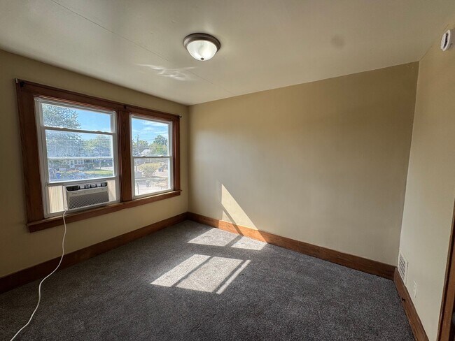 Building Photo - 2 Bed, 1 Bath Townhome Across from Stephen...