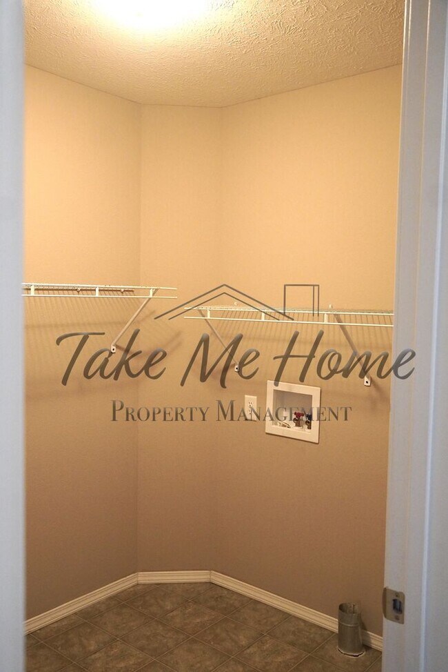 Building Photo - 3 Bedroom 2 bathroom home