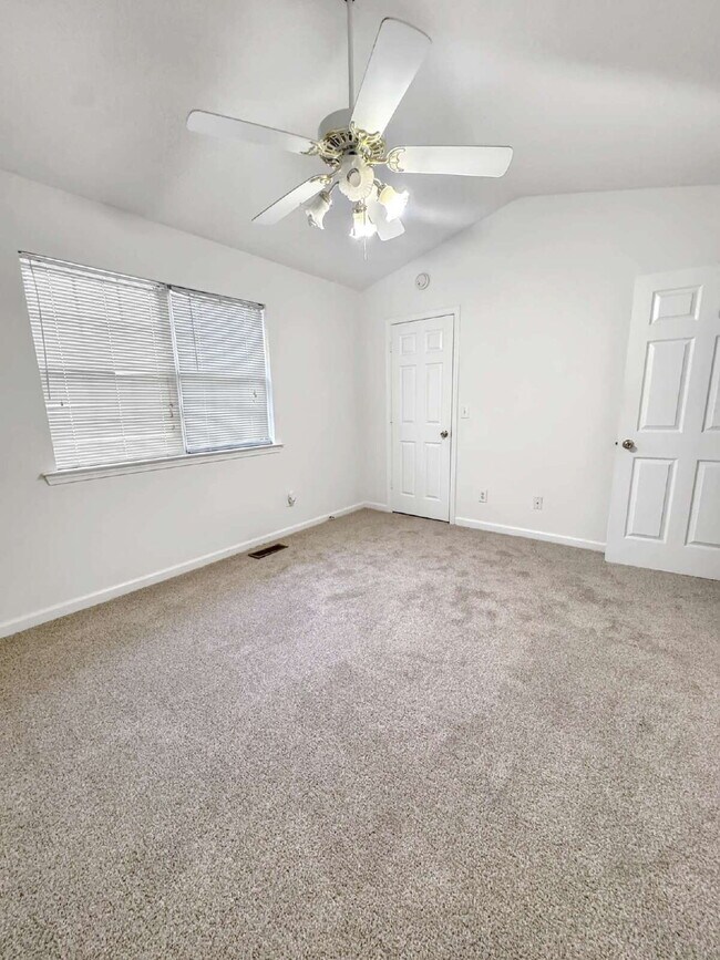 Building Photo - Beautiful End-Unit Townhome Available Immediately