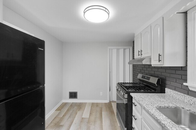 Building Photo - Charming 2 bedroom home in Versailles available August 1!