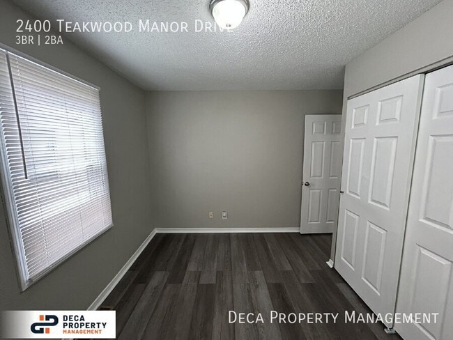 Building Photo - 2400 Teakwood Manor Dr
