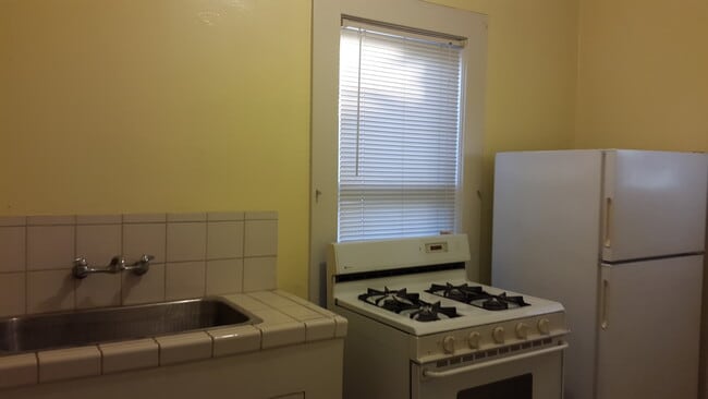 Building Photo - 325 E Saint James St