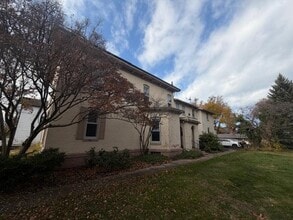 Building Photo - 338 W 10th St