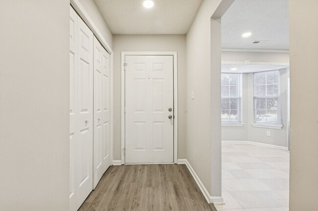 Building Photo - Hampton Townhouse-Move in Quick