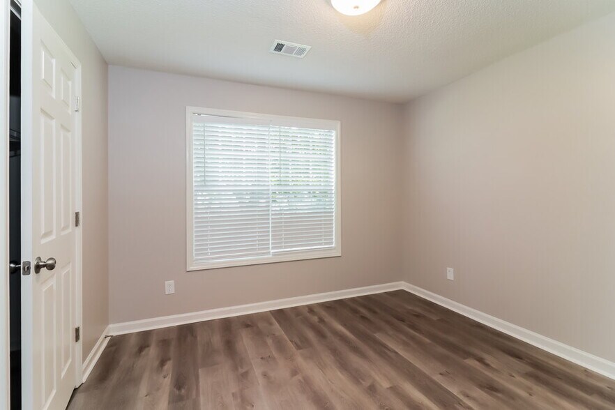 Building Photo - 4961 Hampstead Ln