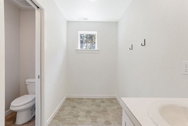 Building Photo - 4 bed, 4 bath Multi-Level Home in Pringle ...
