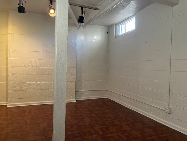 Building Photo - Large Affordable Basement Apartment