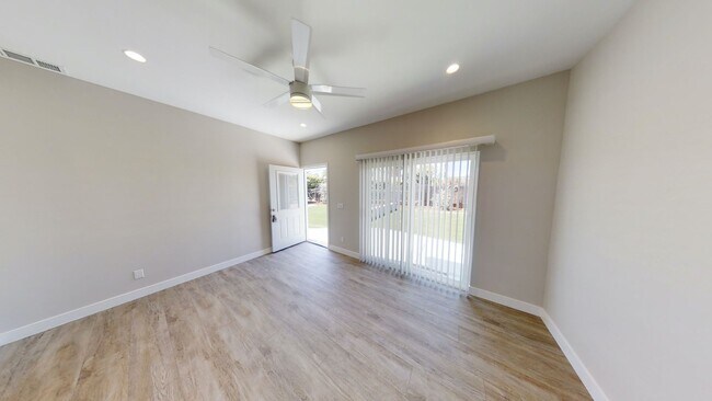 Building Photo - 4BD/2BA, Spacious Yard  (Lease out, pendin...