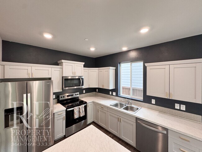 Building Photo - Bright 2024-Built Home with Modern Finishes & Fully Fenced Yard