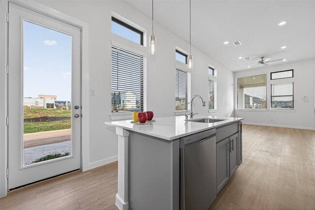 Building Photo - 1213 Mercantile St