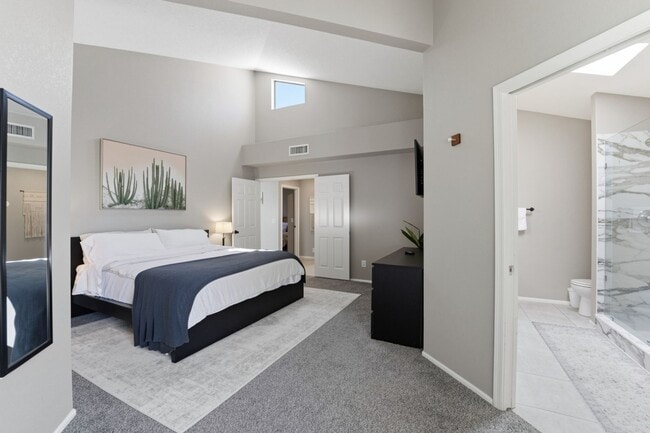 Building Photo - Move-in-ready home available furnished or unfurnished to suit your lifestyle!!