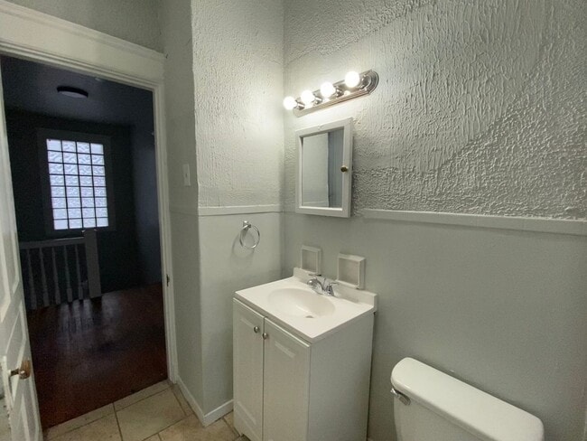 Building Photo - CENTRALLY LOCATED 6 BEDROOM 2 BATH OVER 2200 SQ FT!