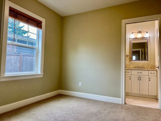 Building Photo - Remodeled Piedmont 3 Bedroom Home with Har...
