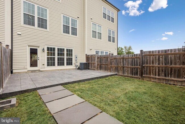 Building Photo - 805 Basswood Dr