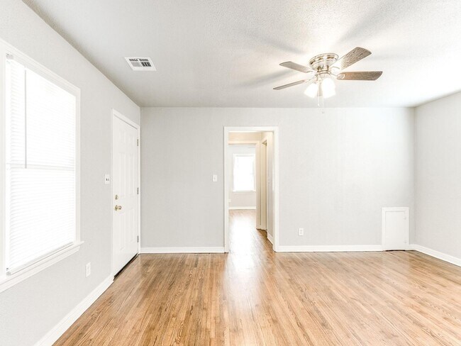 Building Photo - Charming 2 bed 1 bath home with many updates!