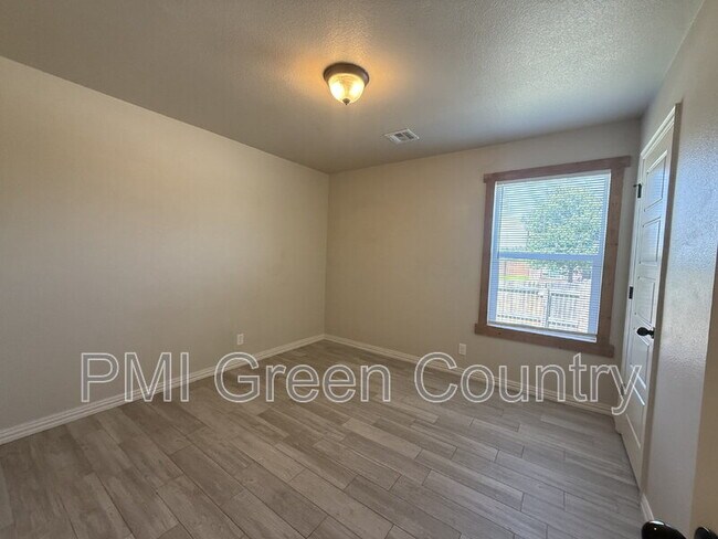 Building Photo - 3903 W 105th St S