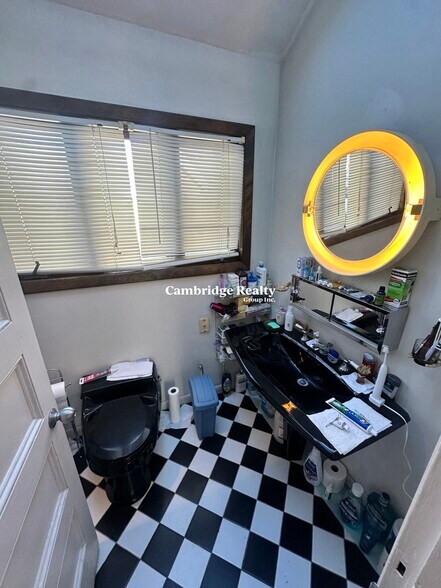 Building Photo - 147 Willow Ave