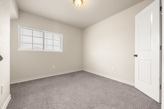 Building Photo - AVAILABLE NOW! Nice 3 bedroom townhouse located in Northeast San Antonio!