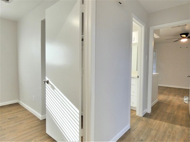 Building Photo - 606 Golfview Dr
