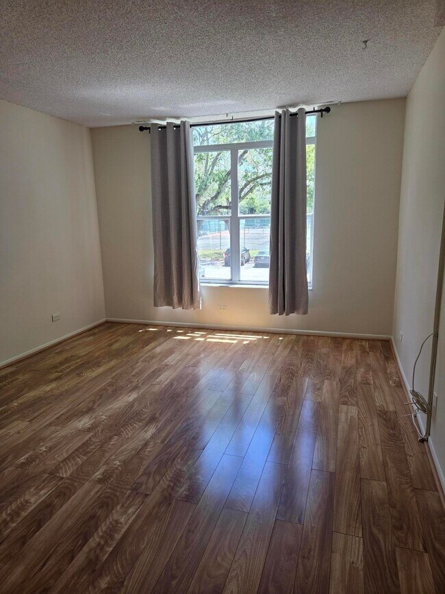 Building Photo - 3750 Inverrary Dr