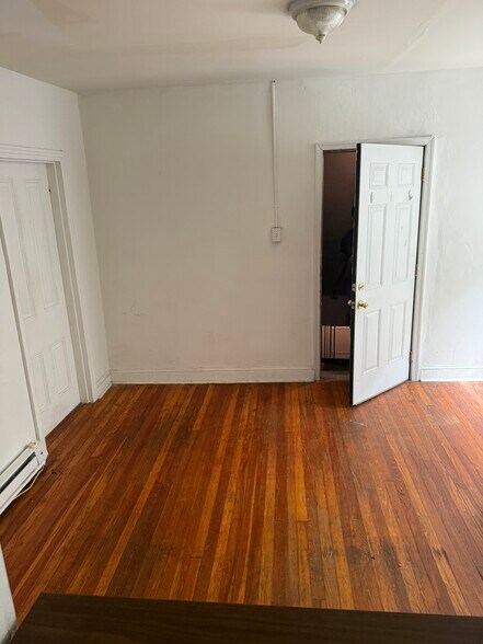 Building Photo - 534 W Girard Ave