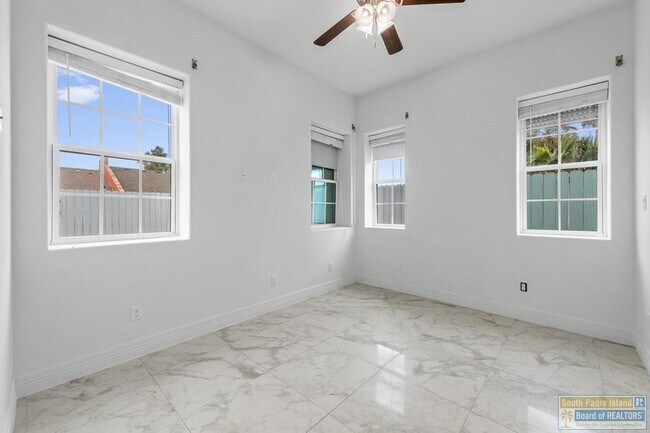 Building Photo - 110 E Retama St