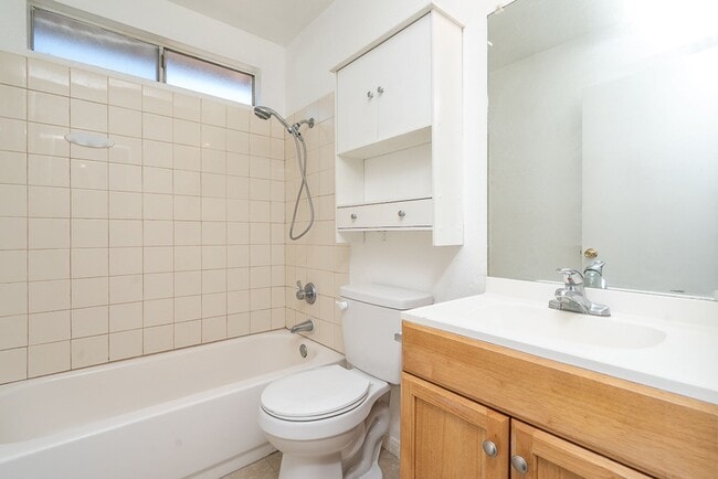 Building Photo - 2 BR 1 BA in Hemet. Unit in a single story...
