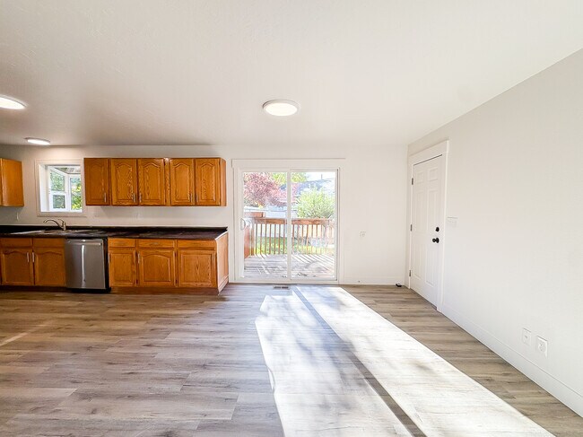 Building Photo - 1340 E Navajo Dr