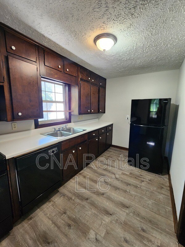 Building Photo - 104 E Acres Dr SE