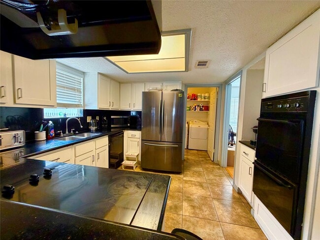 Building Photo - 15111 Chasehill Dr