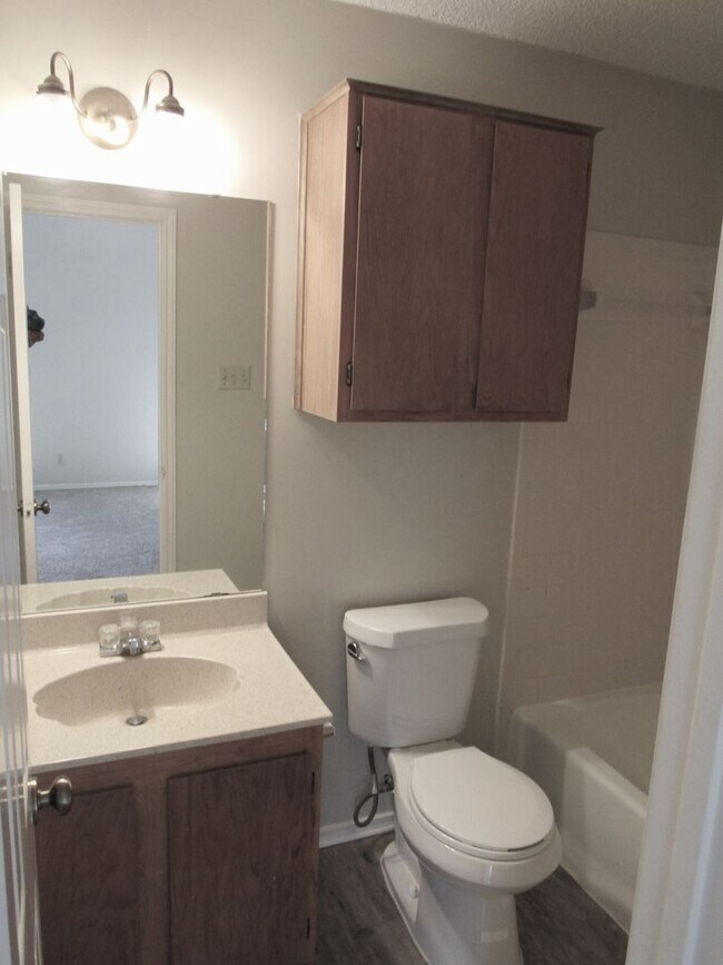 Building Photo - Amazing Lakeway Duplex!