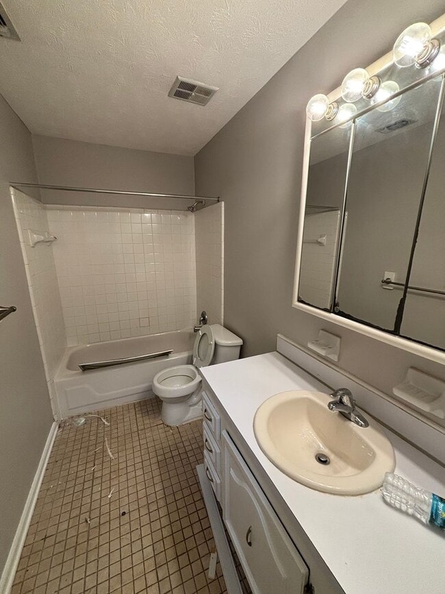 Building Photo - Beautiful 3 Bedroom Townhouse!