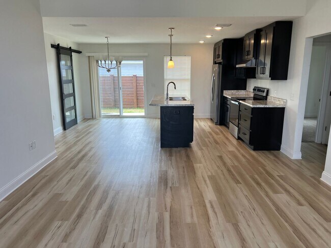 Building Photo - 4 bedroom 2 bath house