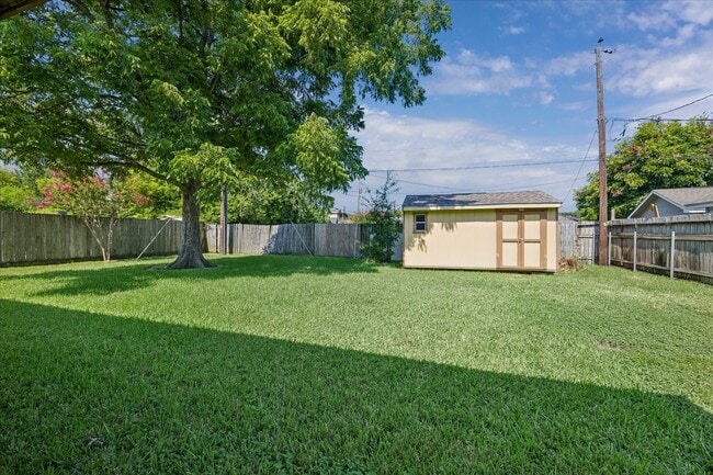 Building Photo - 8403 Meadowshire St