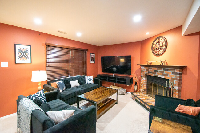 Building Photo - 1660 Sierra Woods Ct