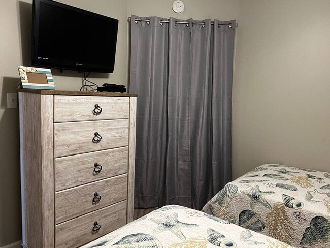 Building Photo - Winter rental! Recently renovated condo in quiet community with pools! Available from NOW through...