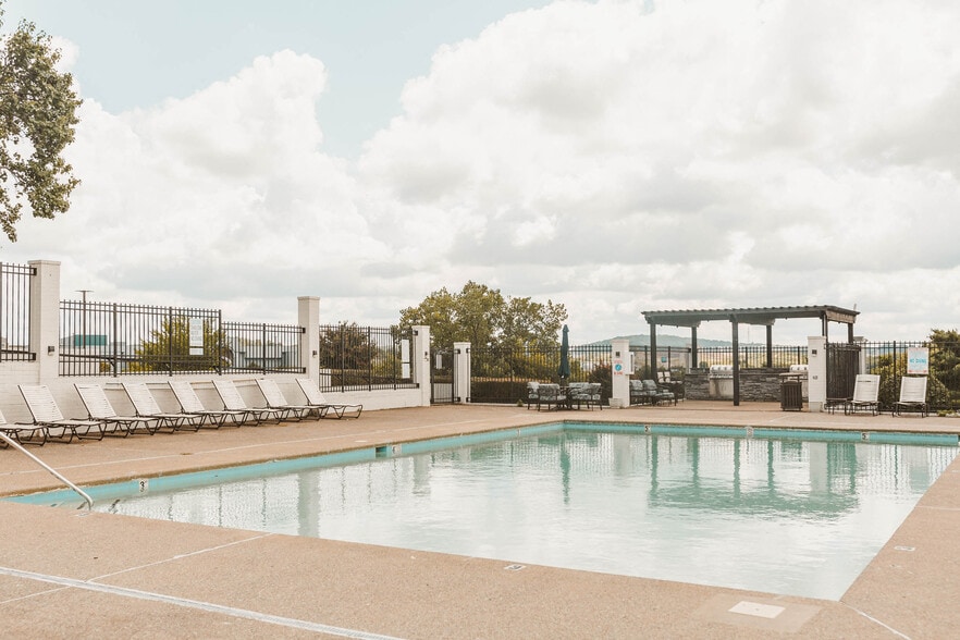 Primary Photo - 300 Hickory