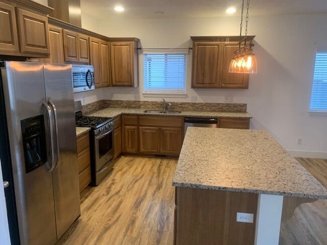 Building Photo - 4 Bed/2.5 Bath Single Family Home in SE Bend