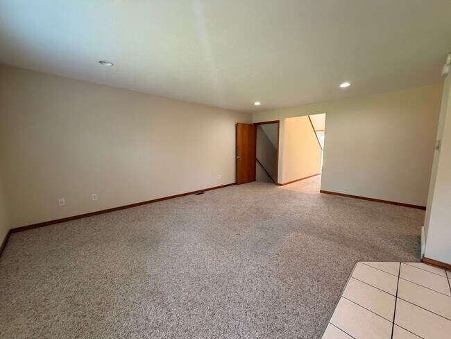Building Photo - 6780 Bent Grass Dr SE