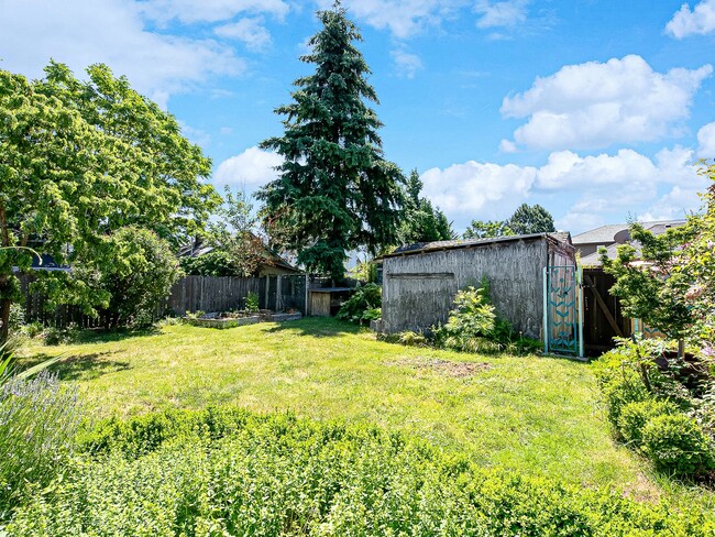Building Photo - Adorable, vintage 1924 2-bdrm/1-bath w/ fe...