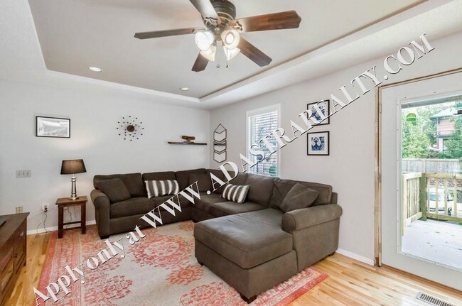 Building Photo - Inviting 3 Bedroom Close to Everything-Available in MAY!!