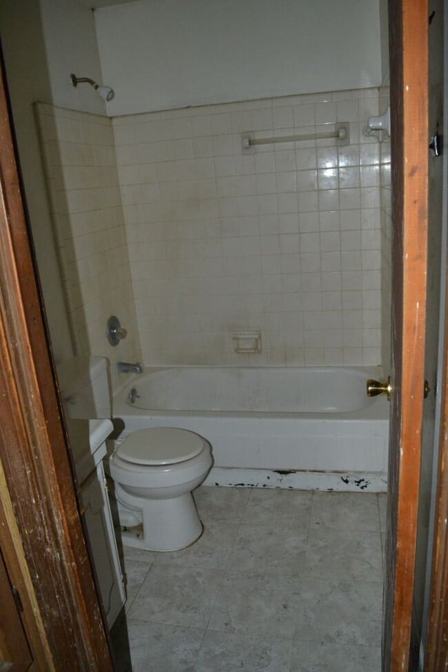 Building Photo - 816 Gilmore St