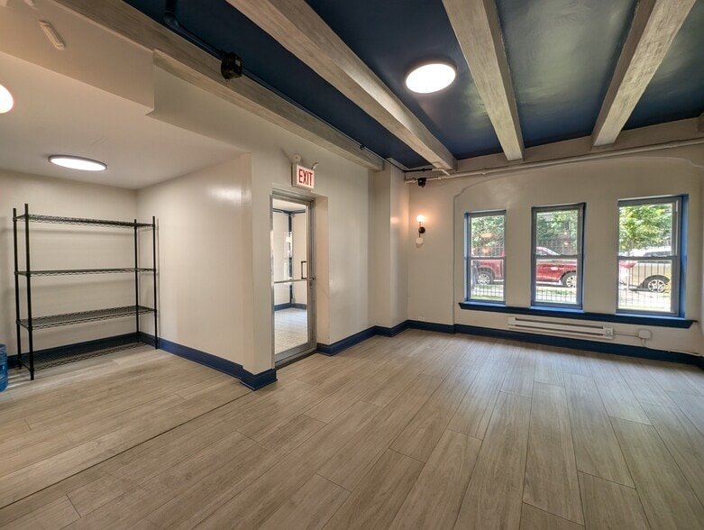 Building Photo - 5425 N Kenmore Ave