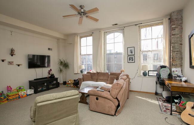 Primary Photo - Charming Old City Apartments