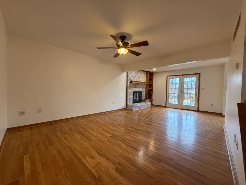 Building Photo - 10255 Cedarwood Dr