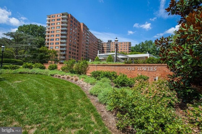 Primary Photo - 4201 Cathedral Ave NW