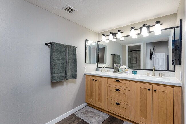 Building Photo - 2041 N 87th Way